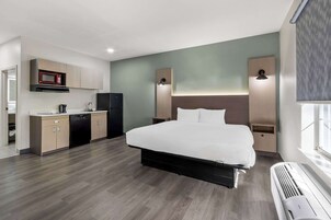 Room, 1 King Bed, Non Smoking (Efficiency) | Premium bedding, desk, laptop workspace, free WiFi