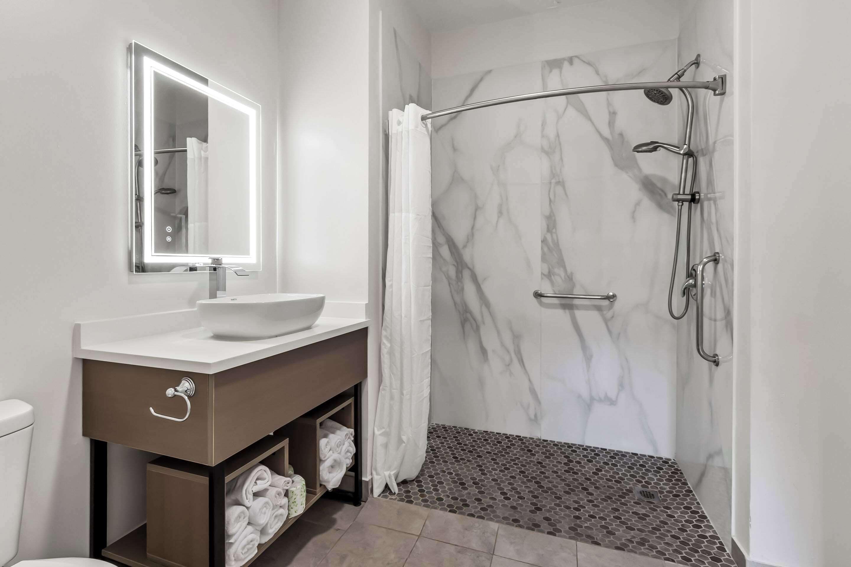 Combined shower/bathtub, free toiletries, towels