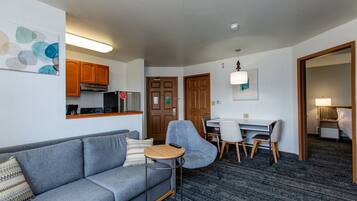 1 bedroom, premium bedding, desk, laptop workspace