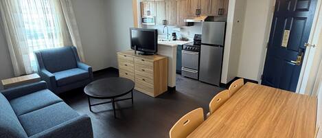 Suite, Meerdere bedden (Two Bedroom) | Een bureau, een laptopwerkplek, verduisterende gordijnen