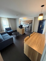 Suite, varias camas (Two Bedroom) | Escritorio, espacio para trabajar con un portátil, cortinas opacas