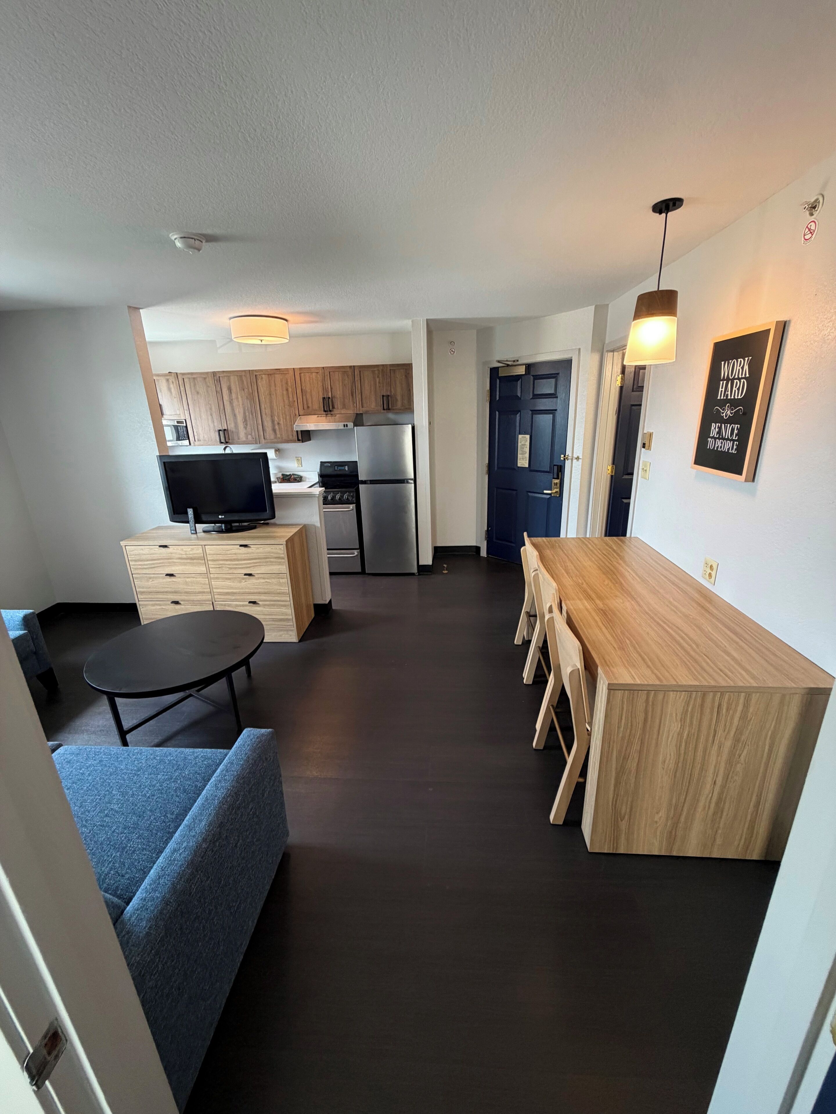 Suite - flere senge (Two Bedroom) | Opholdsområde | 55-tommers smart-tv med kabelkanaler