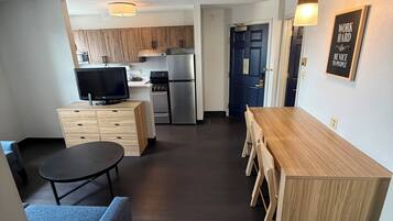 Suite - flere senge (Two Bedroom) | Opholdsområde | 55-tommers smart-tv med kabelkanaler