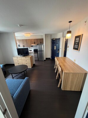 Suíte, várias camas (Two Bedroom) | Área de estar | Smart TV 55 polegadas com canais a cabo