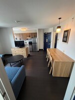 Suite, varias camas (Two Bedroom) | Zona de estar | Smart TV de 55 pulgadas con canales por cable