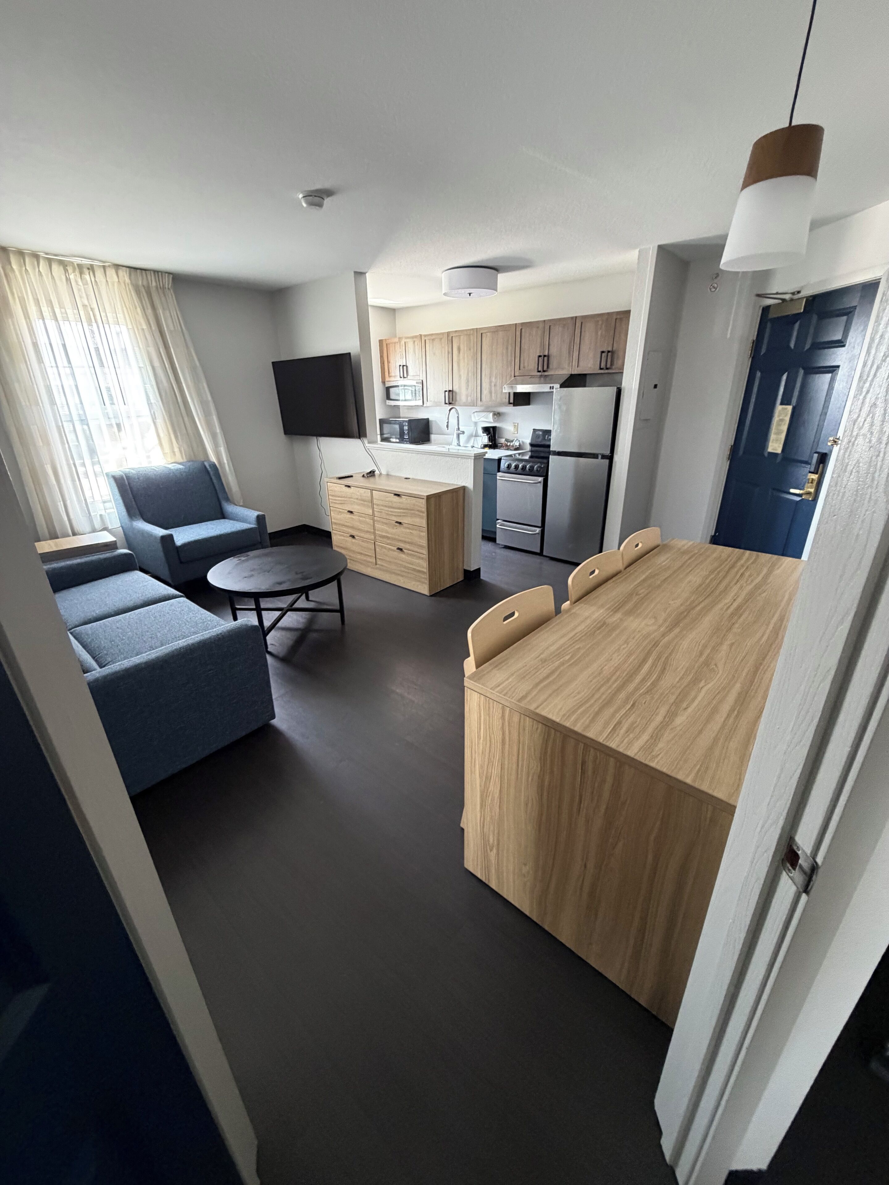 Superior-suite - 1 queensize-seng med sovesofa (One Bedroom with Home Office) | Opholdsområde | 55-tommers smart-tv med kabelkanaler