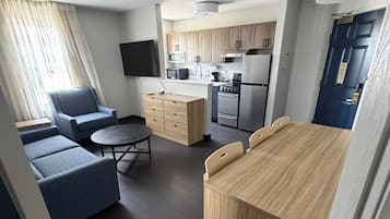 Superior-suite - 1 queensize-seng med sovesofa (One Bedroom with Home Office) | Opholdsområde | 55-tommers smart-tv med kabelkanaler