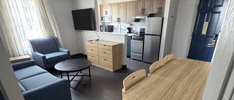 Superior Suite, 1 Queen Bed with Sofa bed (One Bedroom with Home Office) | Living area