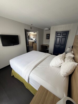 Suíte superior, 1 cama Queen e sofá-cama (One Bedroom with Home Office) | Área de estar | Smart TV 55 polegadas com canais a cabo