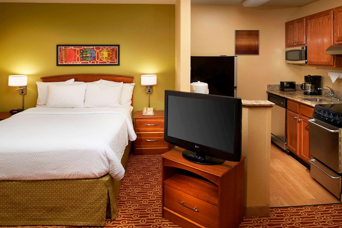 One Bedroom Suite - Queen - Home Office