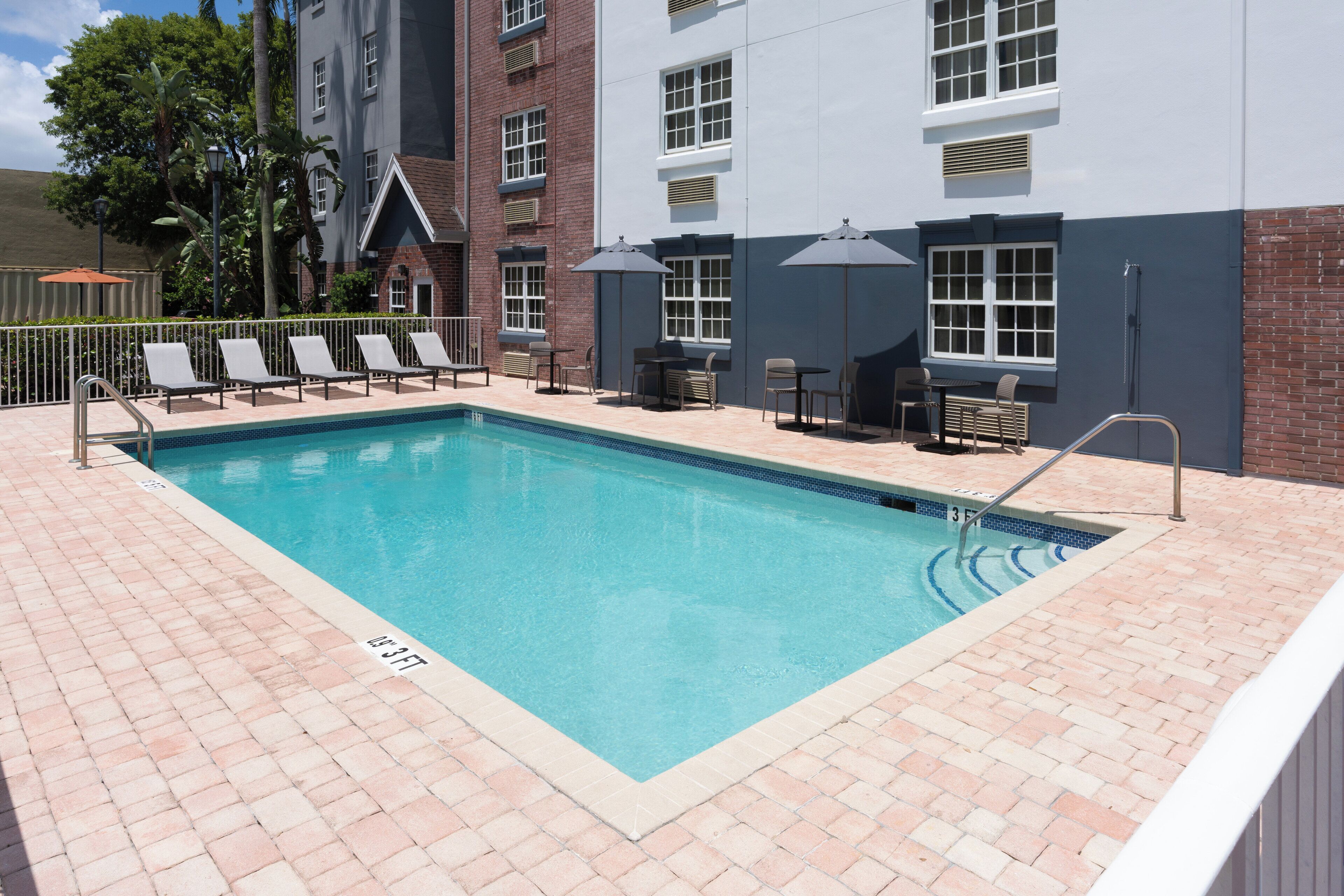 Piscina externa, guarda-sóis, espreguiçadeiras