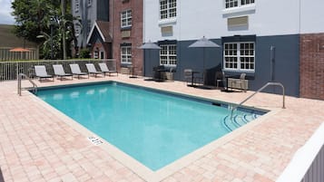 Piscina externa, guarda-sóis, espreguiçadeiras