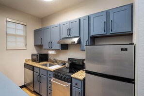 Fridge, microwave, oven, stovetop - Candlewood Suites Miami Doral by IHG (Miami)