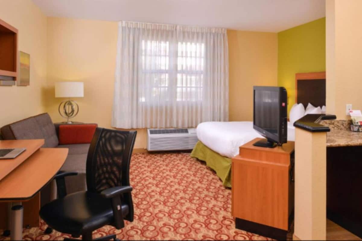Pillowtop beds, desk, laptop workspace, blackout drapes