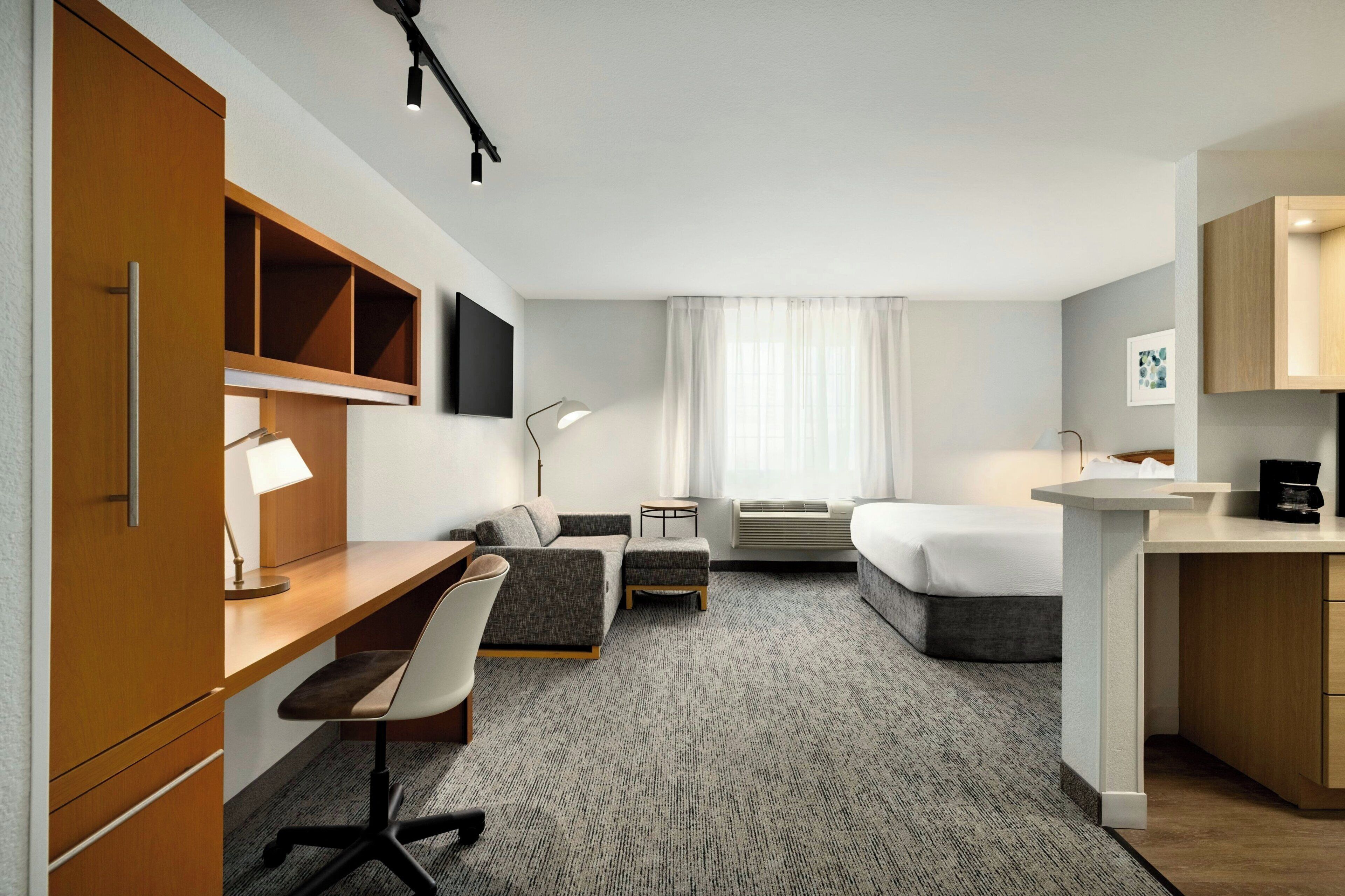 Studio, 1 Queen Bed with Sofa bed | In-room safe, desk, laptop workspace, iron/ironing board