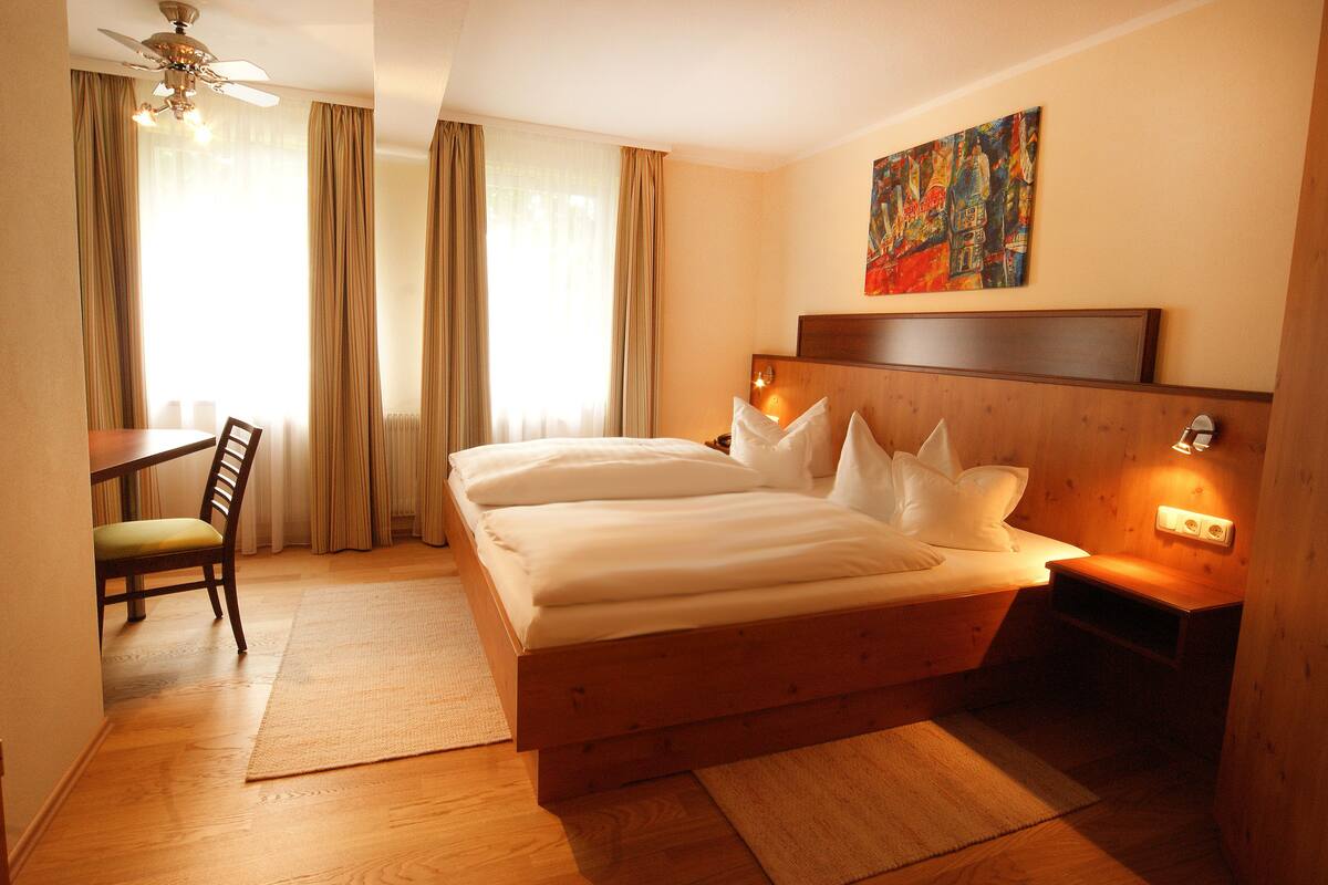 double room | hypo-allergenic bedding, minibar, in-room safe, desk