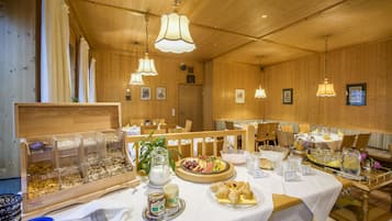 Bữa sáng buffet hàng ngày (12.5 EUR/mỗi người)