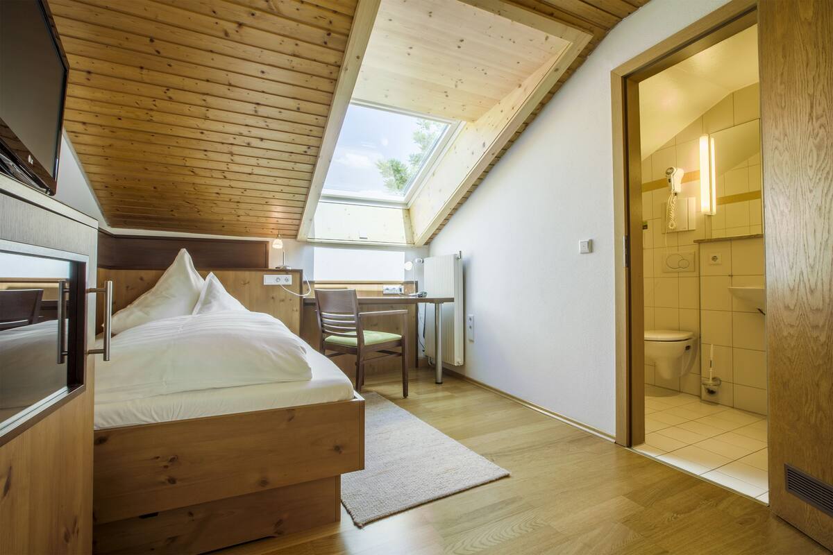 single room | hypo-allergenic bedding, minibar, in-room safe, desk