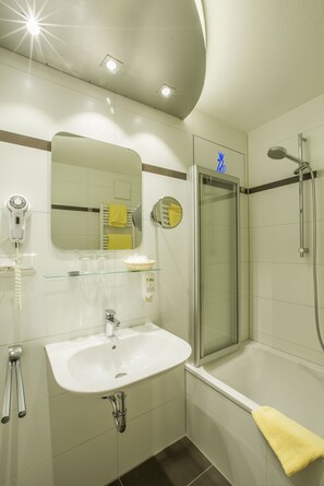 Free toiletries, hair dryer, towels - Hotel Brunner (Amberg)