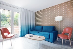 Appartement, 1 lit double et 1 canapé-lit, balcon | Salle de séjour | Téléviseur à écran plat de 55 cm avec télévision par satellite