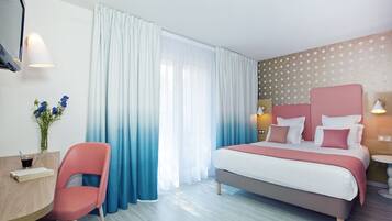 Studio, balkon | Een kluis op de kamer, een bureau, verduisterende gordijnen