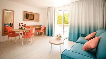 Appartement, 1 tweepersoonsbed met slaapbank, balkon | Woonkamer | Een 55-cm flatscreentelevisie met satellietzenders en televisie