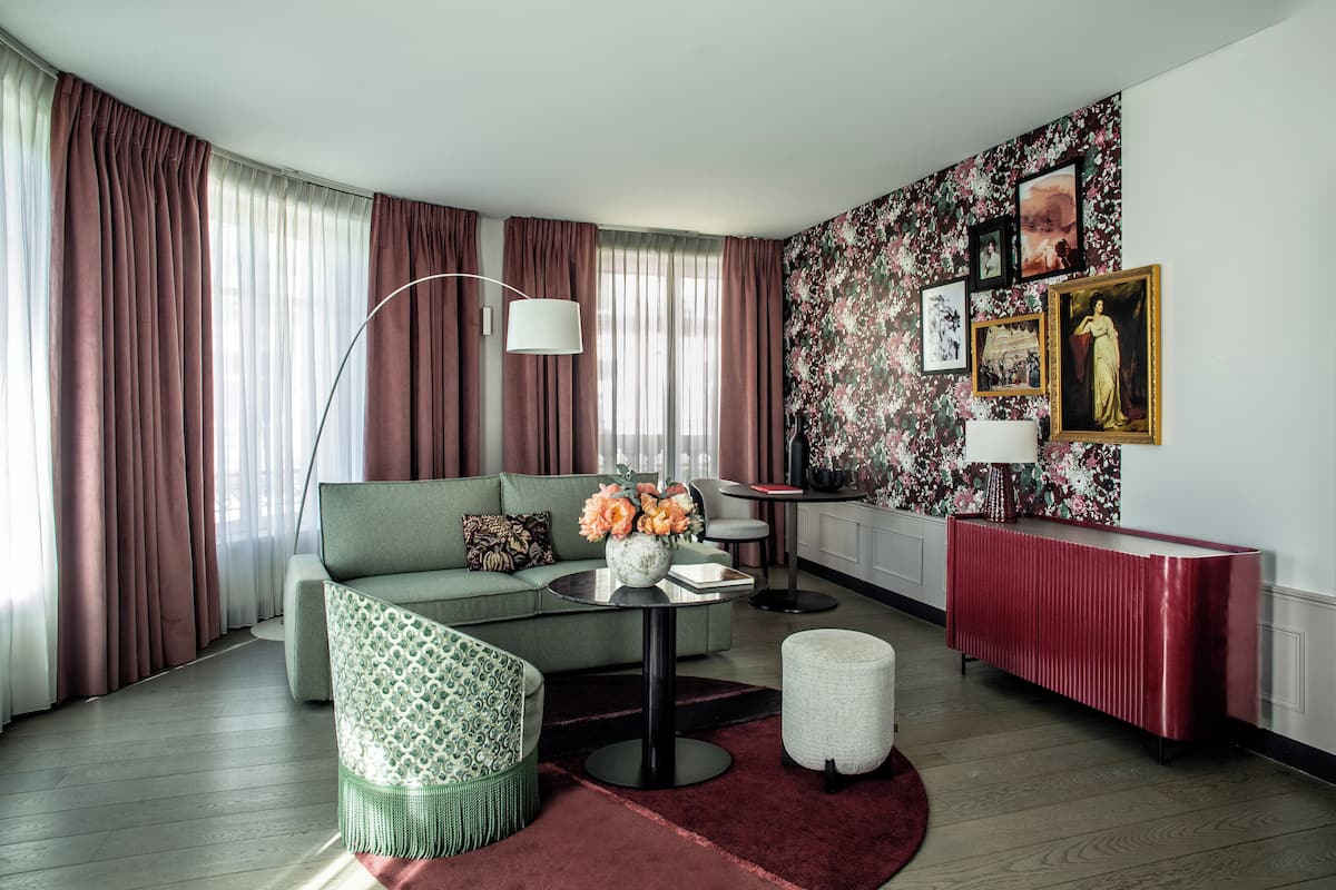 Suite, 1 Queen Bed with Sofa bed | Premium bedding, minibar, in-room safe, individually decorated