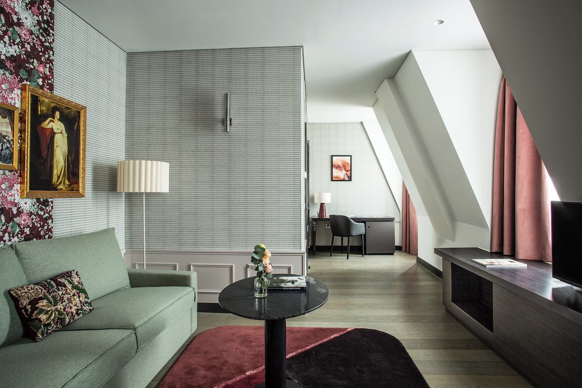 Suite, 1 Queen Bed with Sofa bed
