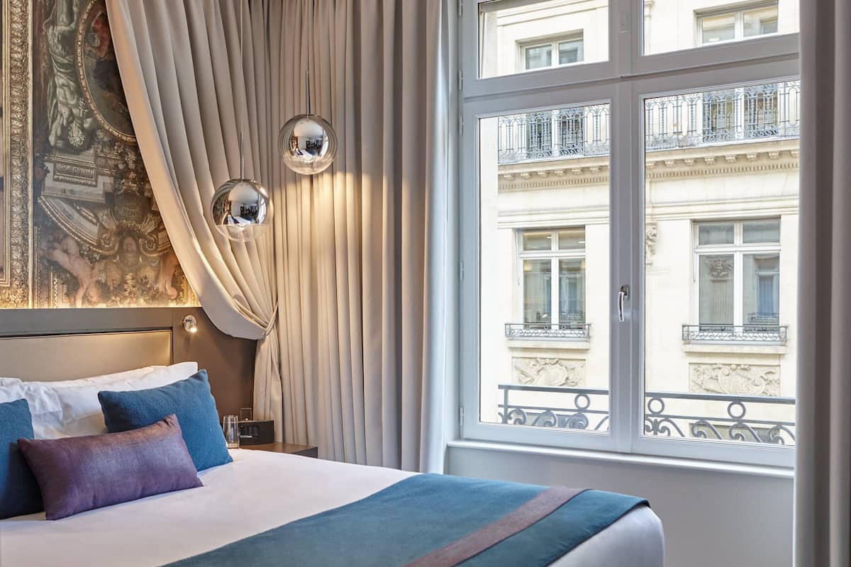 Sengetøy av topp kvalitet, minibar og safe på rommet