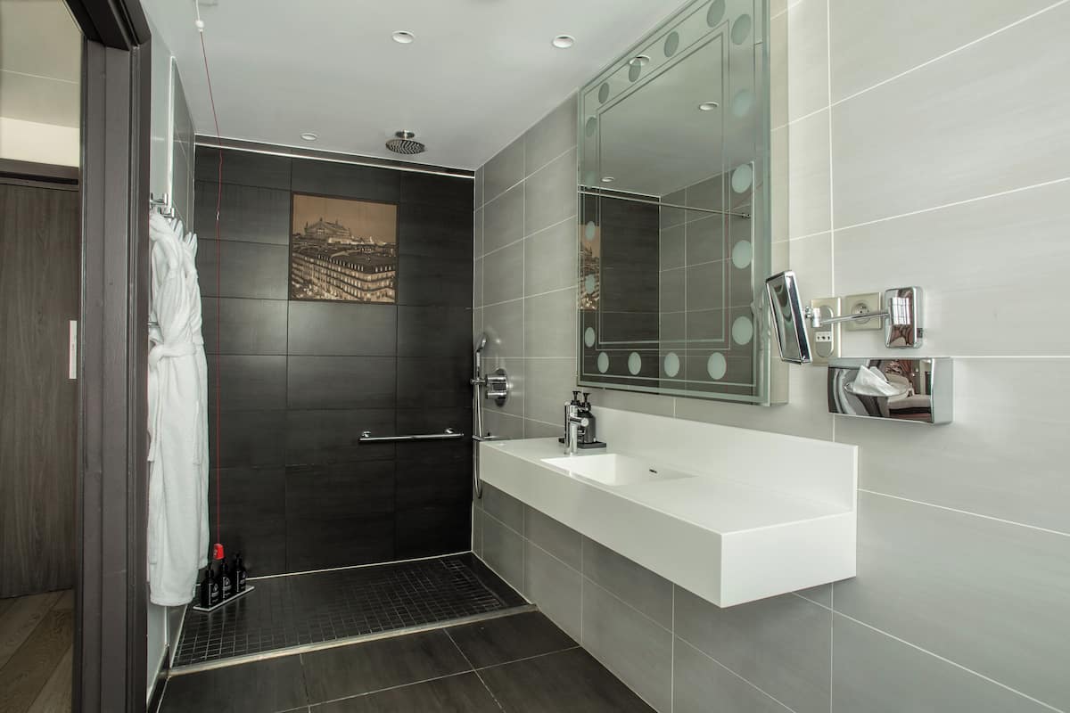 Shower, rainfall showerhead, free toiletries, hair dryer