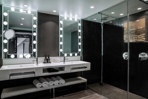 Chambre, 2 chambres | Salle de bain | Douche, douche cascade, articles de toilette (gratuits)