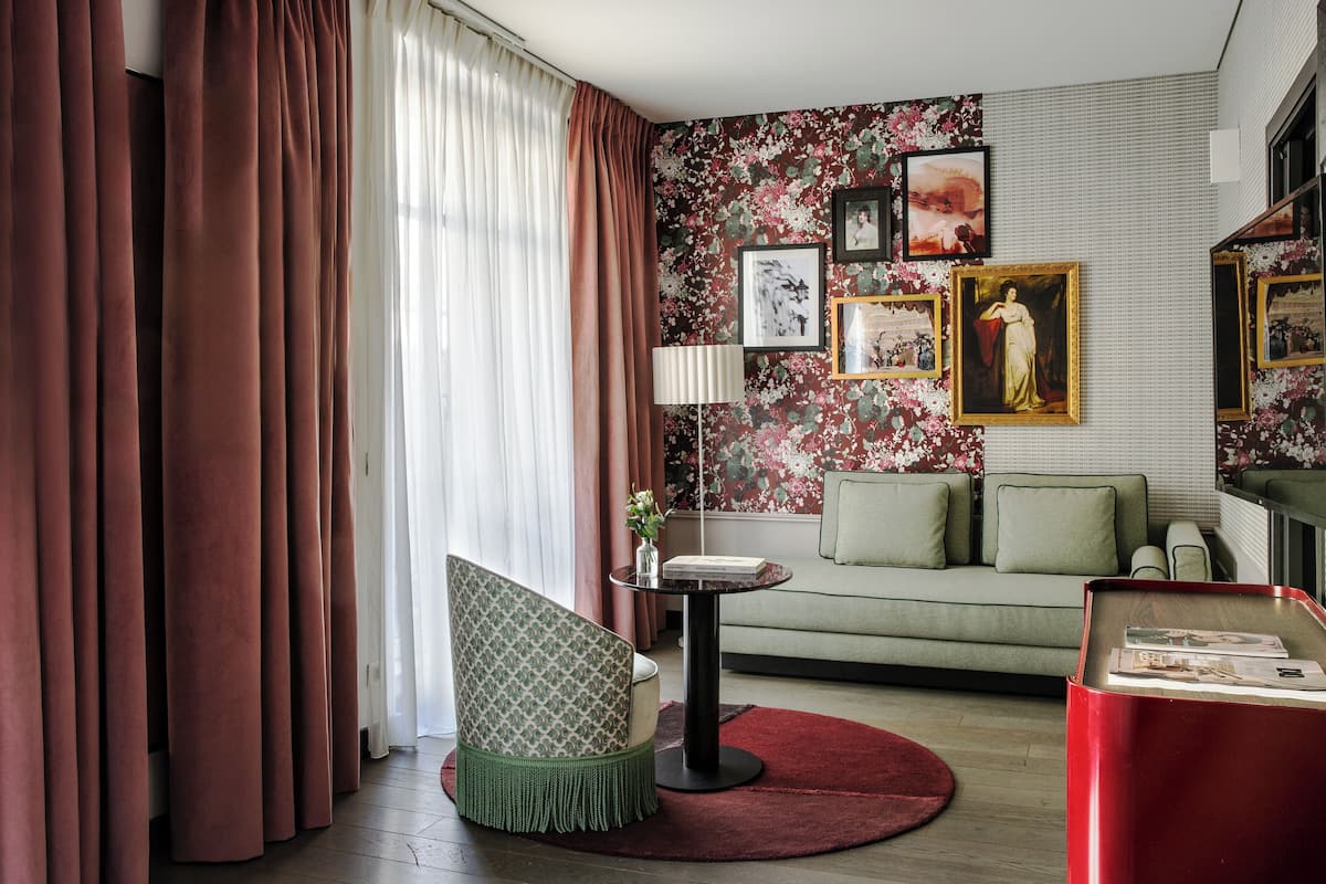 Premium Room, 1 Queen Bed with Sofa bed