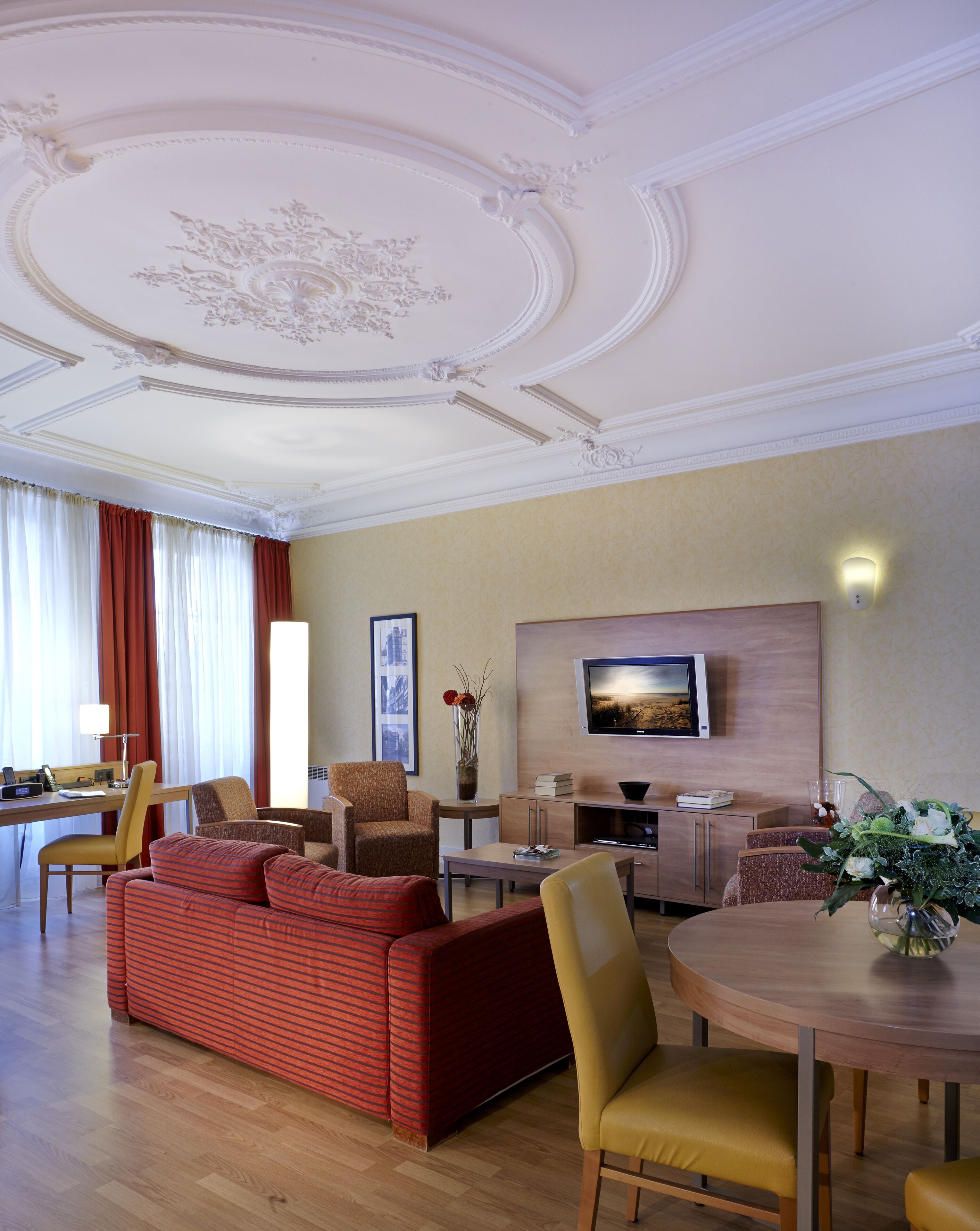 Deluxe-huoneisto, 1 makuuhuone (king size double bed and twin sofa) | Olohuone | Taulutelevisio, DVD-soitin