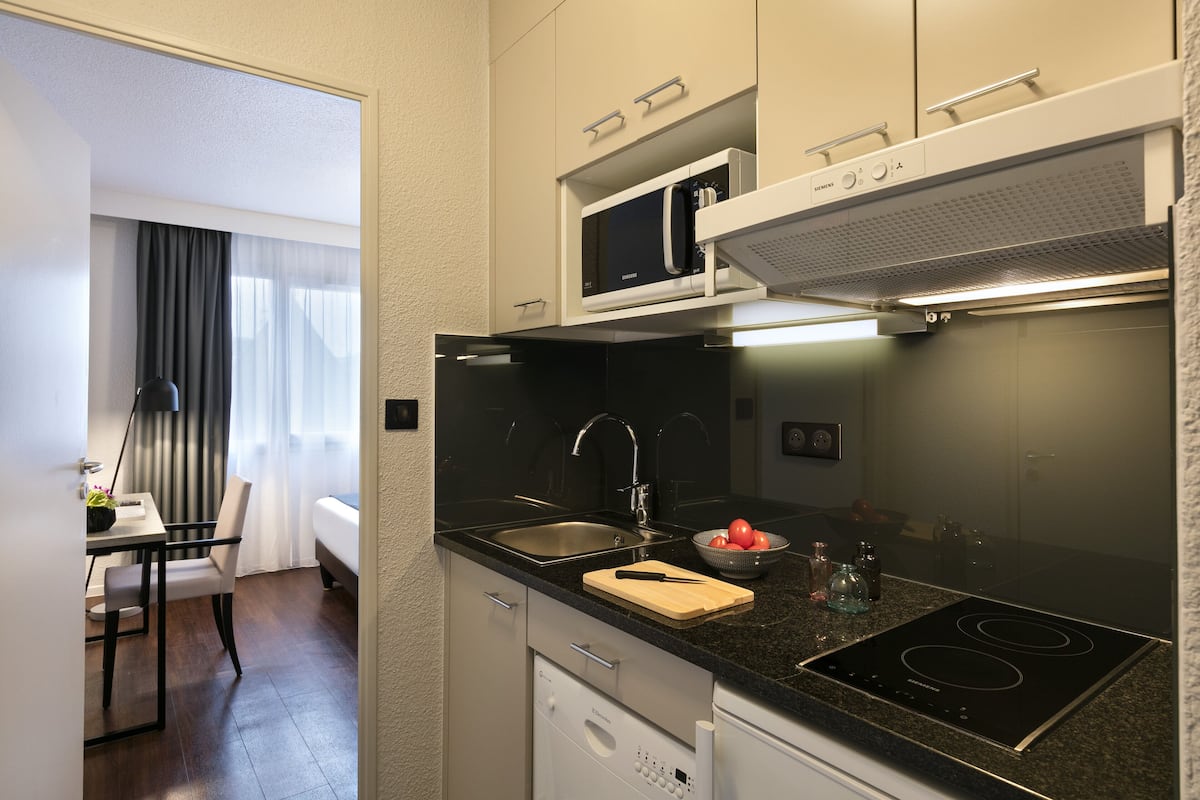 1 habitación, caja de seguridad en la habitación y escritorio