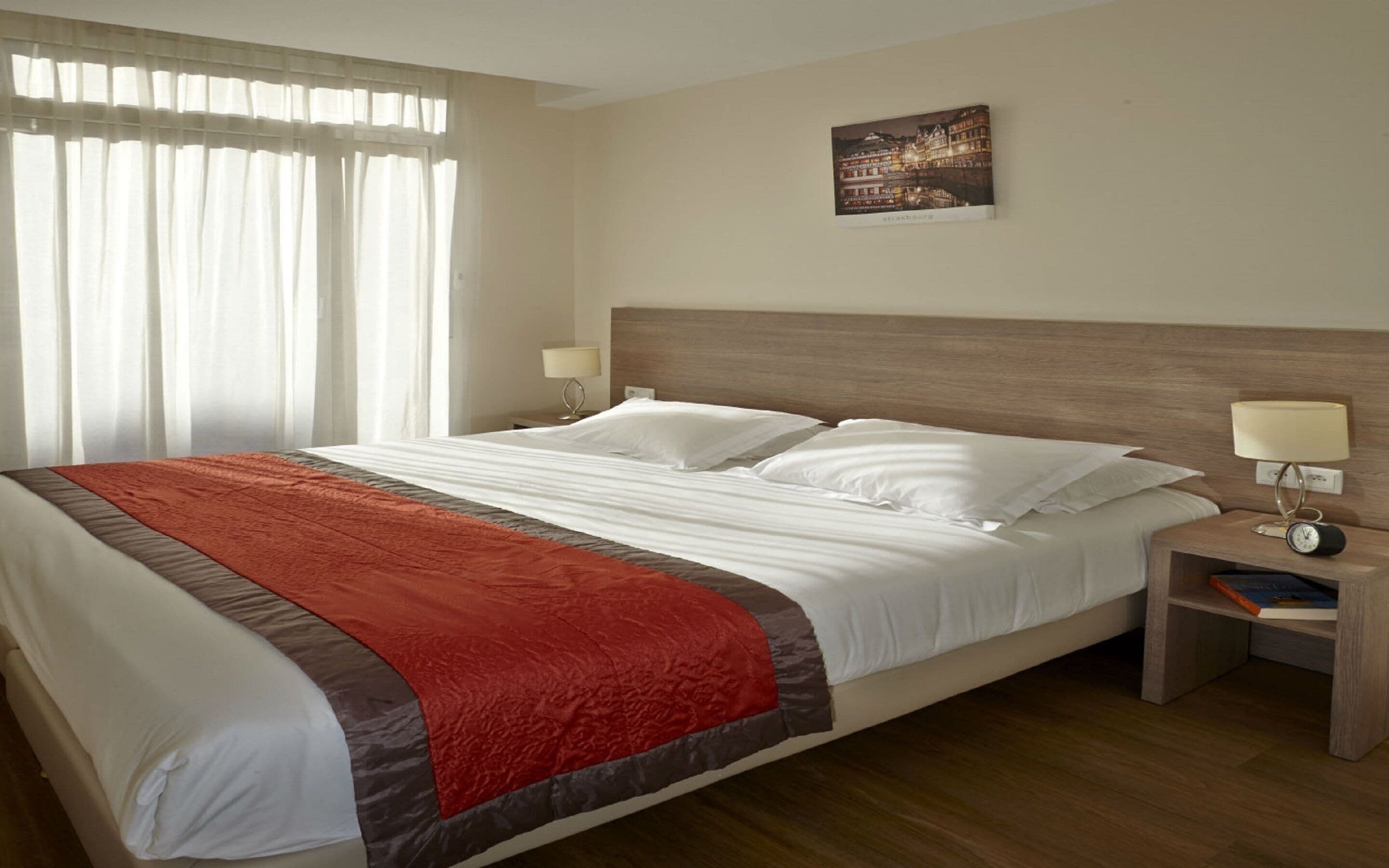 Safe på rommet, skrivebord, strykejern/-brett og barnesenger (inkludert)