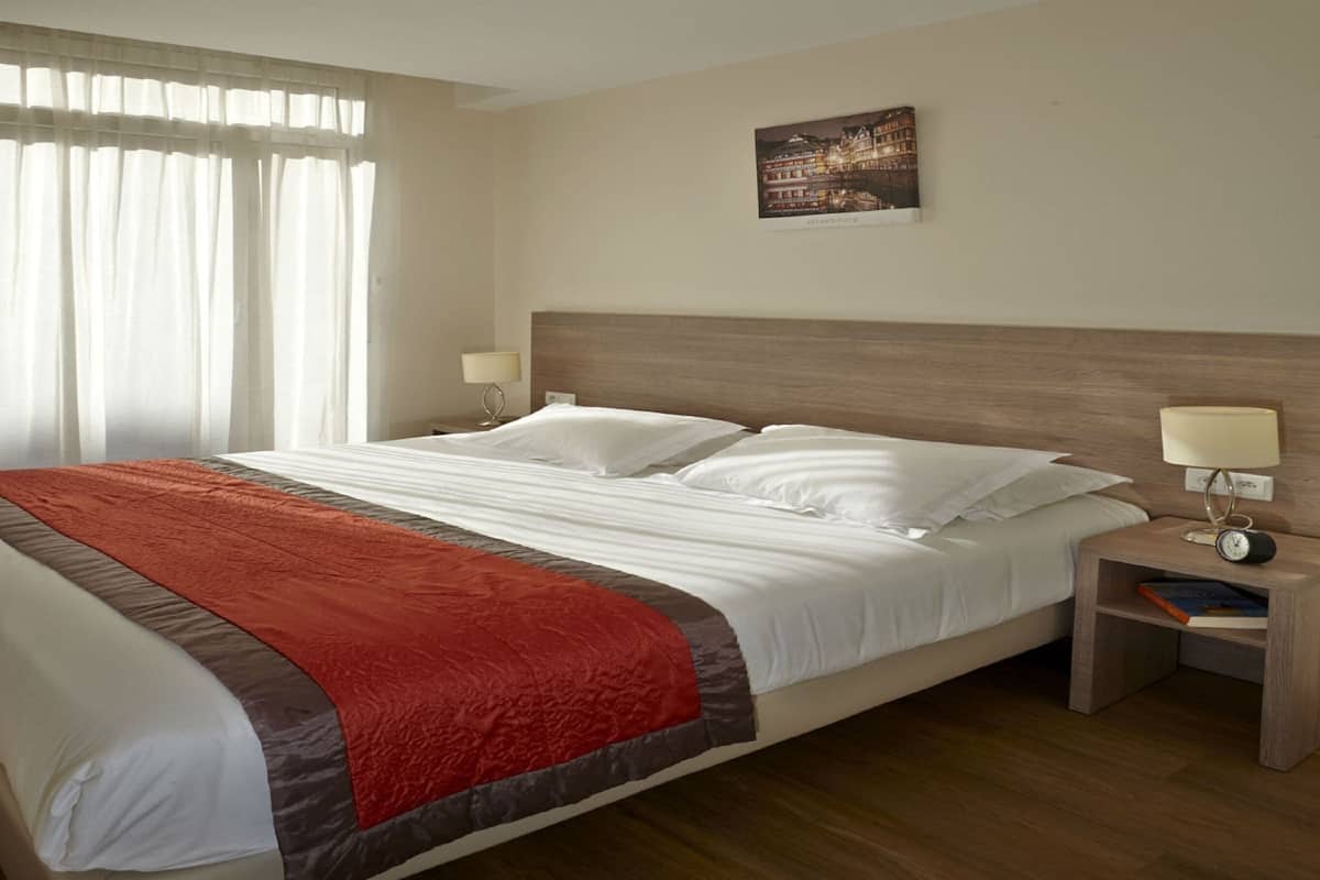 Zimmersafe, Schreibtisch, Bügeleisen/Bügelbrett, kostenlose Babybetten