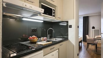 Deluxe Studio (Double Bed or Twin Beds on request) | Private kitchen | Fridge, microwave, stovetop, dishwasher