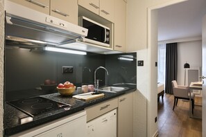 Deluxe Studio | Private kitchen | Fridge, microwave, stovetop, dishwasher