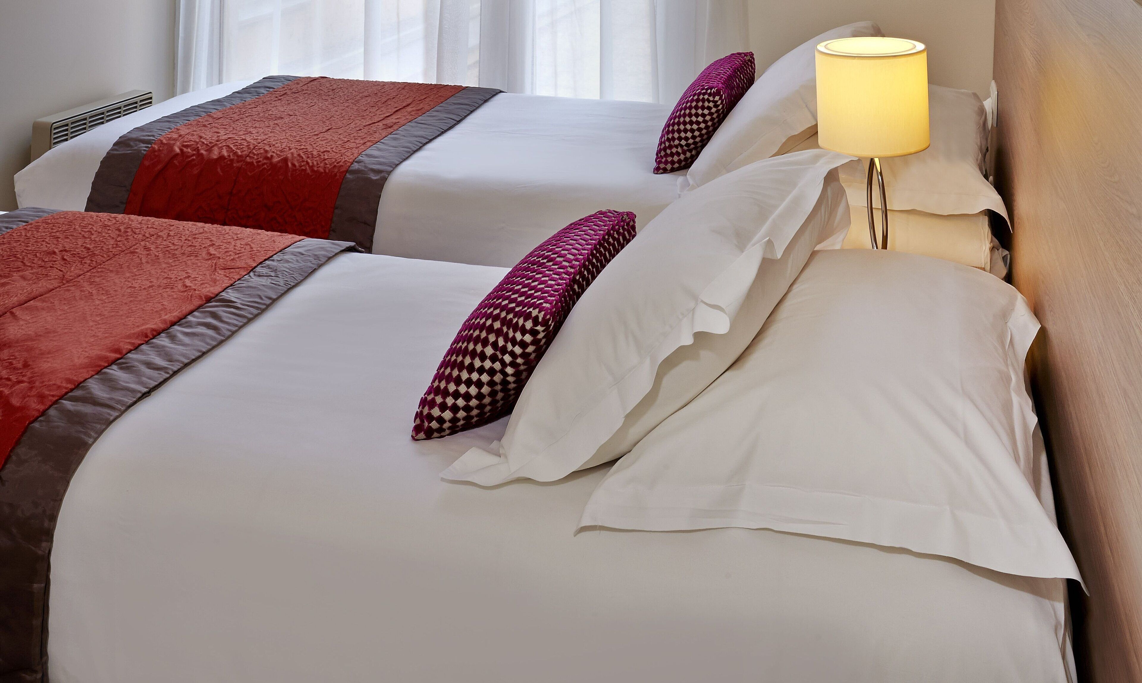 Safe på rommet, skrivebord, strykejern/-brett og barnesenger (inkludert)