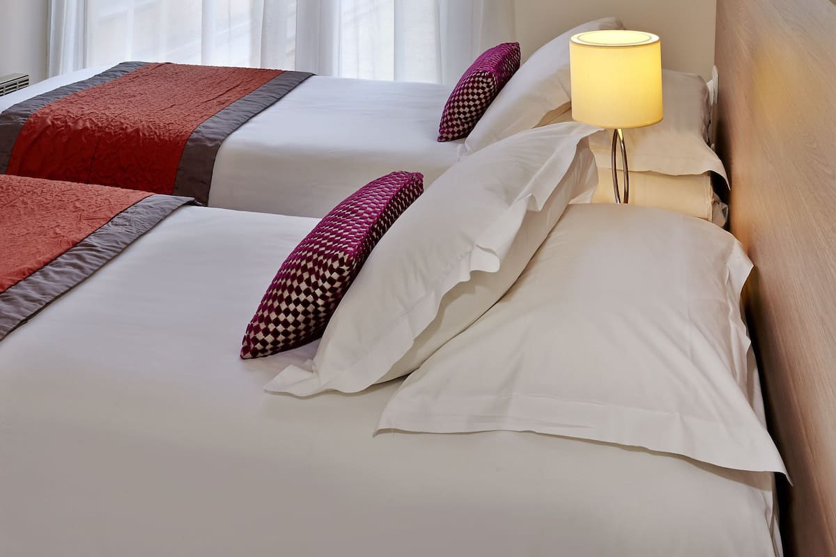 Zimmersafe, Schreibtisch, Bügeleisen/Bügelbrett, kostenlose Babybetten