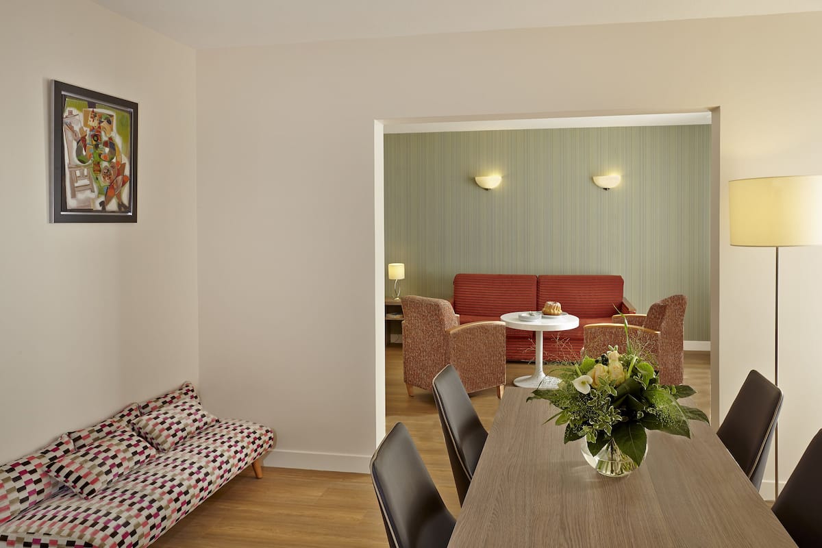 1 habitación, caja de seguridad en la habitación y escritorio