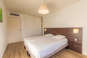 Bureau, rideaux d’obscurcissement, système d’insonorisation