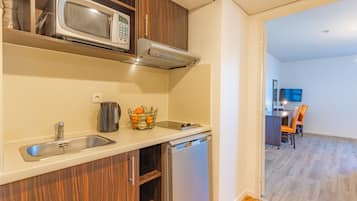 Coffee/tea maker, electric kettle, highchair