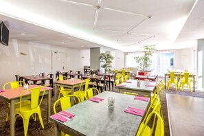 Café da manhã com buffet todos os dias (EUR 9.50 por pessoa) 