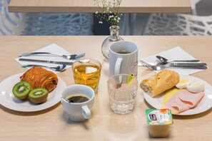 Tägliches Frühstücksbuffet (9.50 EUR pro Person)