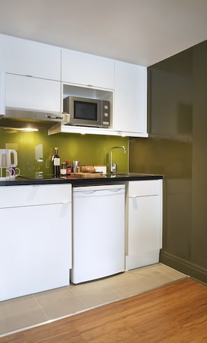Kühlschrank, Mikrowelle, Herdplatte, Wasserkocher