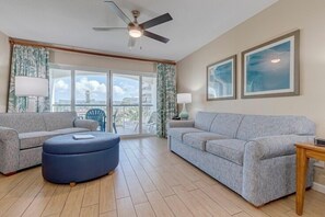 Apartment, 2 Bedrooms, Partial Ocean View | Living area