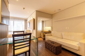 デラックス ルーム ダブルベッド 1 台 | リビング エリア | 32 インチの液晶テレビ (ケーブル放送視聴可)、テレビ