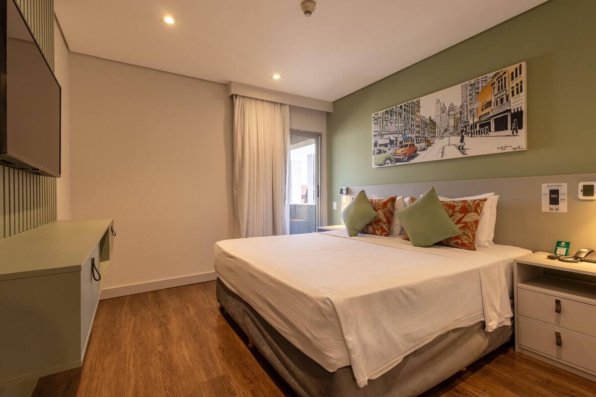 Bar mini, peti besi dalam bilik, meja, langsir/tirai gelap terus