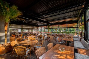 Cocina internacional, con vista al jardín 